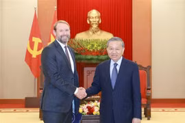 Le secrétaire général du Parti, To Lam (droite) et Nate Franklin, fondateur et PDG de PE. Photo : VNA