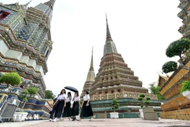 Visiteurs d'une pagode à Bangkok, en Thaïlande (Photo : Xinhua/VNA)
