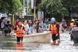 Des équipes de secours évacuent les habitants des zones inondées de la ville de Navotas, aux Philippines, le 10 novembre 2025. (Photo : Xinhua/VNA)