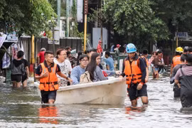 Des équipes de secours évacuent les habitants des zones inondées de la ville de Navotas, aux Philippines, le 10 novembre 2025. (Photo : Xinhua/VNA)