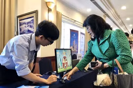 Des entreprises touristiques présentent des produits et services technologiques lors d’un événement de promotion du tourisme 2025-2030. (Photo : VNA)