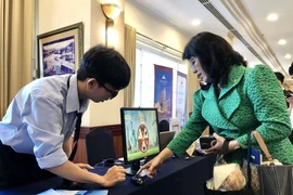 Des entreprises touristiques présentent des produits et services technologiques lors d’un événement de promotion du tourisme 2025-2030. (Photo : VNA)