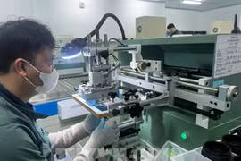 À l'usine Tamron Vinh Phuc (Photo : VNA)