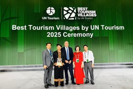 Des représentants de la province de Tuyên Quang et du comité d'organisation posent pour une photo après que Lô Lô Chải a été honoré comme l'un des meilleurs villages touristiques en 2025. — Photos avec l'aimable autorisation de la province de Tuyên Quang