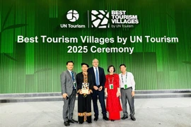 Des représentants de la province de Tuyên Quang et du comité d'organisation posent pour une photo après que Lô Lô Chải a été honoré comme l'un des meilleurs villages touristiques en 2025. — Photos avec l'aimable autorisation de la province de Tuyên Quang