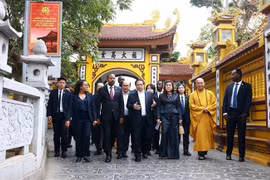 Le Premier ministre Pham Minh Chính et son épouse ont partagé, dans la matinée du 17 avril, un petit-déjeuner, dégusté du café et visité la pagode Trân Quôc, à Hanoï, en compagnie du Premier ministre éthiopien Abiy Ahmed Ali et de son épouse, en visite officielle au Vietnam. Photo : VNA