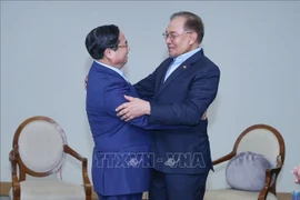 Le Premier ministre Pham Minh Chinh (gauche) et son homologue malaisien Anwar Ibrahim à Rio de Janeiro. Photo : VNA