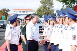 e secrétaire général du Parti, Tô Lâm, secrétaire de la Commission militaire centrale, accompagné d’une délégation de haut rang, a effectué le 20 novembre une visite de travail au Commandement de la Région 4 de la Garde-côte du ministère de la Défense. Photo : VNA