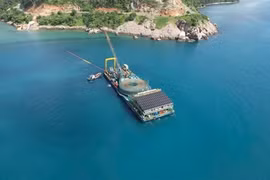 La zone spéciale de Con Dao peut désormais utiliser l'électricité du réseau national, limitant ainsi l'utilisation de sources d'énergie diesel. - (Photo plo.vn)
