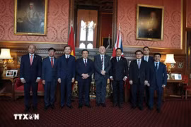 La délégation de l'Académie nationale de politique Ho Chi Minh a pris une photo souvenir avec Lindsay Hoyle, président de la Chambre des communes britannique. Photo ; VNA
