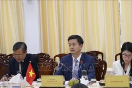 Le secrétaire du Comité municipal du Parti, Lê Quang Tung lors de la rencontre. Photo : VNA