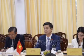 Le secrétaire du Comité municipal du Parti, Lê Quang Tung lors de la rencontre. Photo : VNA