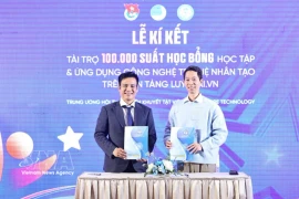 Pham Van Thành (à gauche), président de l'Association vietnamienne des jeunes handicapés, signe des accords de coopération avec JMB Vietnam et InfoRe Technology pour financer 100 000 bourses de formation à l'utilisation des outils d'IA sur la plateforme LuyenAI.vn. Photo : VNA