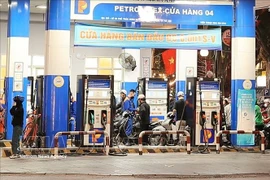 À partir de 22h00 le 11 mars, les prix des carburants ont été fortement revus à la baisse. Photo : VNA
