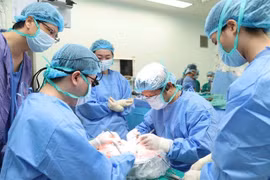 L'équipe médicale de l'hôpital militaire central n° 108 réalise une transplantation multi-organes le 12 janvier. Photo : courtoisie de l'hôpital