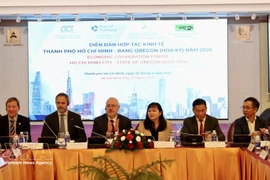 Les dirigeants de l'ITPC et de la délégation d'entreprises de l'Oregon président le forum (Photo : VNA)