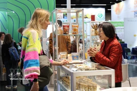 La société vietnamienne Long Son JSC présente ses noix de cajou biologiques décortiquées et grillées au salon Biofach 2026, le plus important salon mondial de l'agriculture biologique. Photo : VNA