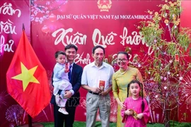 Distribution de l’étrenne du Nouvel An aux représentants des personnes âgées et aux enfants au Mozambique. Photo : Ambassade du Vietnam au Mozambique