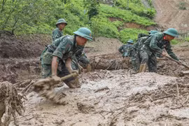 Des soldats recherchent des victimes disparues dans la province de Dien Bien le matin du 2 août 2025. (Photo : VNA)