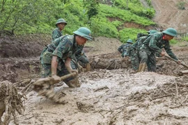 Des soldats recherchent des victimes disparues dans la province de Dien Bien le matin du 2 août 2025. (Photo : VNA)