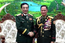 Le ministre vietnamien de la Défense nationale, le général Phan Van Giang (à gauche), et le ministre lao de la Défense, le lieutenant-général Khamlieng Outhakaysone (Photo : VNA)