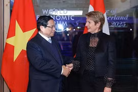 Le Premier ministre Pham Minh Chinh et la présidente suisse Karin Keller-Sutter à Davos. Photo : VNA