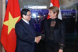 Le Premier ministre Pham Minh Chinh et la présidente suisse Karin Keller-Sutter à Davos. Photo : VNA