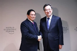 Le Premier ministre Pham Minh Chinh (gauche) et le membre du Comité permanent du Bureau politique du Parti communiste chinois (PCC) et vice-Premier ministre permanent du Conseil des affaires d'État de Chine, Ding Xuexiang. Photo : VNA