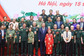 Le leader du PCV Tô Lâm rencontre d’anciens combattants et des personnes méritantes du Nord. Photo / VNA