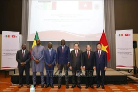 Le président de l'Assemblée nationale (AN) du Vietnam, Tran Thanh Man, et le président de l'Assemblée nationale sénégalaise, El Malick Ndiaye, ont participé à un dialogue politique à Dakar le 23 juillet (heure locale). Photo : VNA