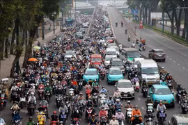 Le nombre de voitures électriques à Hô Chi Minh-Ville augmente, contribuant à la réduction de la pollution environnementale liée aux émissions. Photo : VNA