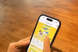 Un client utilise une application bancaire mobile. Photo : VNS