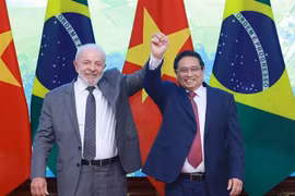Le Premier ministre Pham Minh Chinh (à droite) et le président brésilien Luiz Inacio Lula da Silva lors de leur rencontre à Hanoï le 28 mars (Photo : VNA)