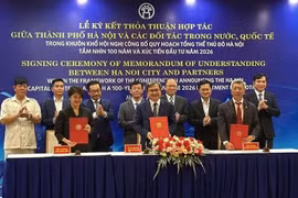 Un protocole d'accord a été signé entre le Comité populaire de Hanoï et AMD Vietnam Corporation, SunEdu Joint Stock Company, membre du groupe SunElectronics, concernant la coopération en matière de formation et de développement de ressources humaines hautement qualifiées. (Photo : courtoisie du comité d'organisation)