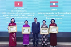Les dirigeants vietnamiens reçoivent l'Ordre de l'État lao. Photo : VNA