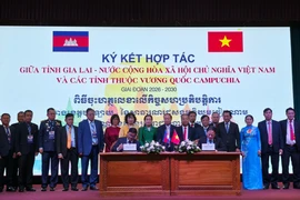 Le président du Comité populaire de la province de Gia Lai, Pham Anh Tuan, signe un accord de coopération avec le gouverneur de la province de Ratanakiri. Photo : VNA