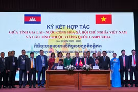 Le président du Comité populaire de la province de Gia Lai, Pham Anh Tuan, signe un accord de coopération avec le gouverneur de la province de Ratanakiri. Photo : VNA