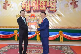Visites de délégations de Kien Giang au Cambodge à l'occasion de la fête de Chol Chnam Thmay