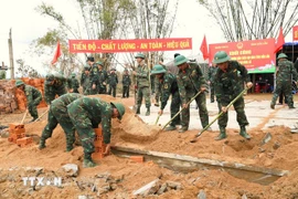 Des officiers et des soldats de la 5e région militaire construisent en urgence de nouvelles maisons pour les habitants de Dak Lak. Photo : VNA