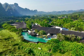 Le Serena Resort Kim Bôi, avec sa source minérale chaude émergeant des roches calcaires vieilles de 250 millions d’années, se distingue comme une destination incontournable à Hoa Binh, quelle que soit la saison. Photo: Sun Group