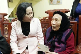 La vice-présidente de l'Assemblée nationale Nguyen Thi Thanh. Photo : VNA rend visite à la Mère héroïque vietnamienne Nguyen Thi Thom, à l'occasion du Têt, dans la commune de Yen Mac. Photo : VNA