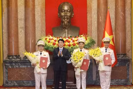 Le président vietnamien, Luong Cuong (2e, gauche) et trois vice-ministres de la Sécurité publique à l'honneur. Photo : VNA