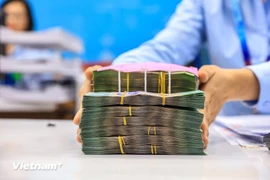 De nombreuses banques appliquent des frais en fonction du solde minimum et de l'activité du compte. (Photo d'illustration : VNA)