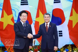 Le Premier ministre Le Minh Hung (droite) et le président sud-coréen Lee Jae Myung. Photo : VNA