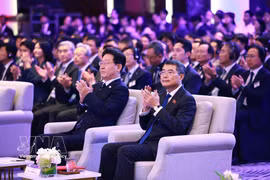 Le Premier ministre Lê Minh Hung et le président Lee Jae Myung lors du Forum économique Vietnam – République de Corée. Photo : VNA