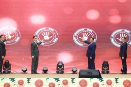 Le Premier ministre Pham Minh Chinh (deuxième à partir de la droite) et d'autres délégués lancent la nouvelle base de données du ministère des Affaires étrangères sur les traités internationaux. Photo : VNA