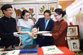 Le Premier ministre Pham Minh Chinh et son homologue thaïlandais Paetongtarn Shinawatra, en visite au Vietnam, contemplent et découvrent des produits artisanaux uniques du Vietnam le 15 mai. (Photo : VNA)