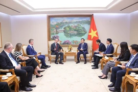 Le vice-Premier ministre Tran Hong Ha reçoit l'ambassadeur d'Italie au Vietnam, Marco Della Seta, et les dirigeants du groupe Fincantieri. Photo : VNA