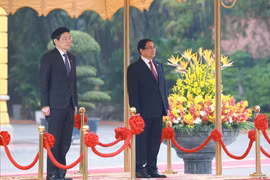 Le Premier ministre Pham Minh Chinh a présidé, le matin du mercredi 26 mars à Hanoï, la cérémonie d’accueil officielle en l’honneur de son homologue singapourien, Lawrence Wong en visite officielle au Vietnam les 25 et 26 mars. Photo : VNA