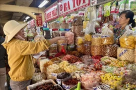 Les étals privilégient les produits vietnamiens pendant la haute saison des achats du Têt à Hô Chi Minh-Ville. Photo : VNA